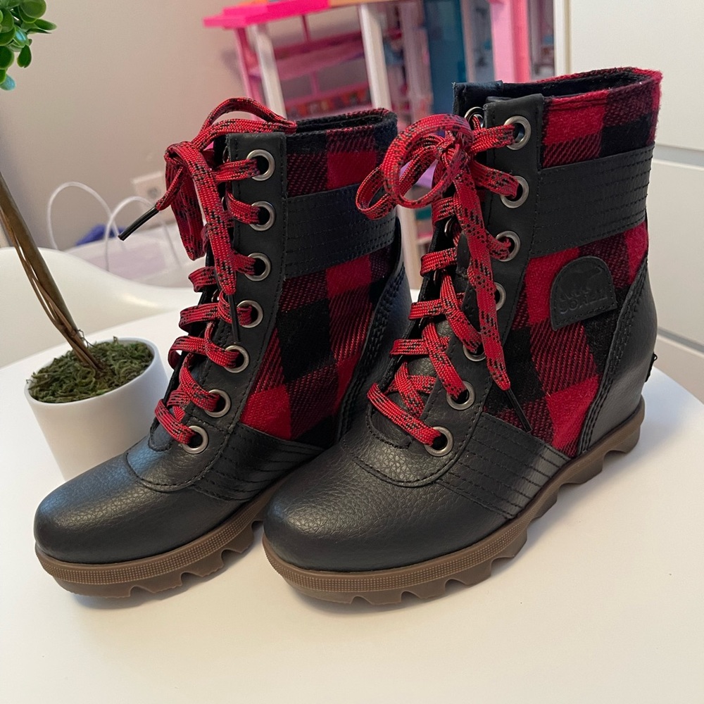 Sorel wedge boots, girls size 1